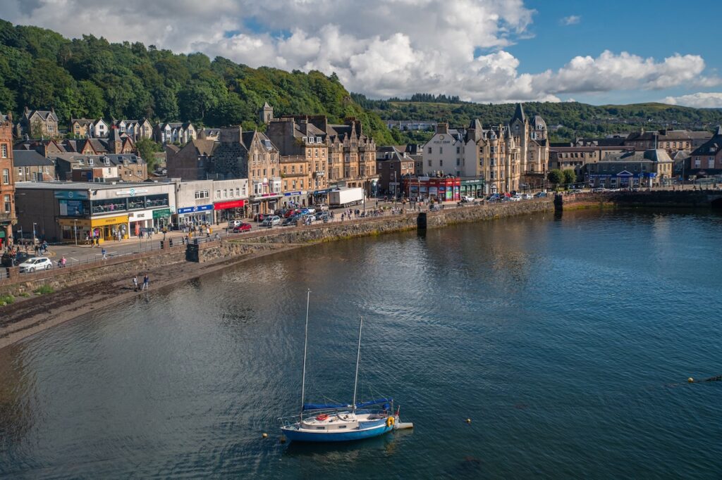 If you're a lad that enjoys a dram, these leading whisky distilleries combine exceptional whisky tastings, acclaimed restaurants and atmospheric cellar doors that bring Scotland’s iconic spirit to life.