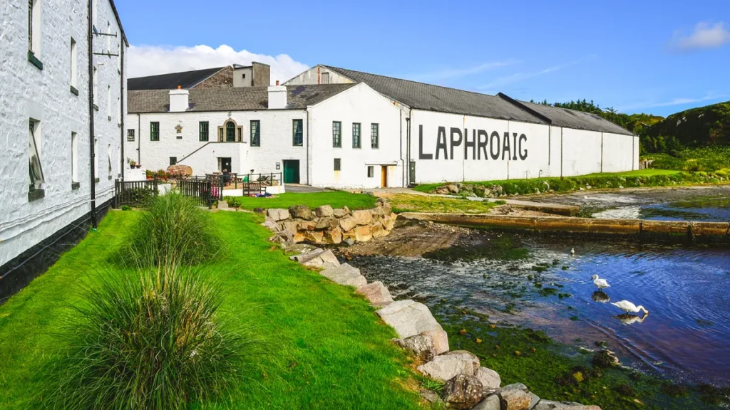 If you're a lad that enjoys a dram, these leading whisky distilleries combine exceptional whisky tastings, acclaimed restaurants and atmospheric cellar doors that bring Scotland’s iconic spirit to life.