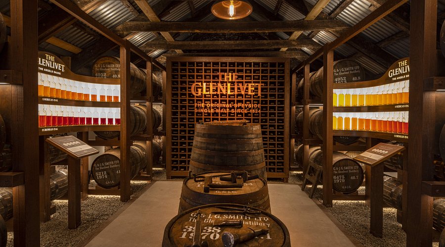 If you're a lad that enjoys a dram, these leading whisky distilleries combine exceptional whisky tastings, acclaimed restaurants and atmospheric cellar doors that bring Scotland’s iconic spirit to life.